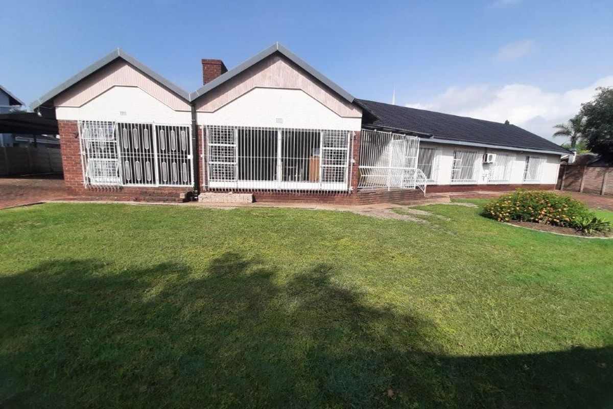 Spacious 4 bedroom house on large 1553sqm property situated in the enclosed boomed off area of beautiful Libradene in Boksburg. - Photo 2