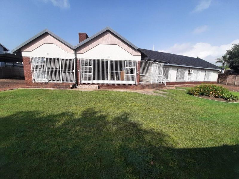 Spacious 4 bedroom house on large 1553sqm property situated in the enclosed boomed off area of beautiful Libradene in Boksburg. - Photo 2