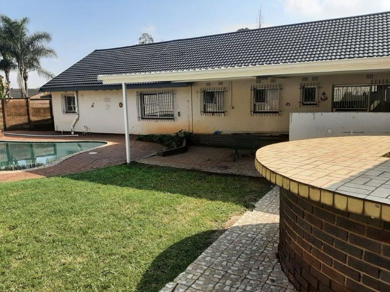 Spacious 4 bedroom house on large 1553sqm property situated in the enclosed boomed off area of beautiful Libradene in Boksburg. - Photo 6