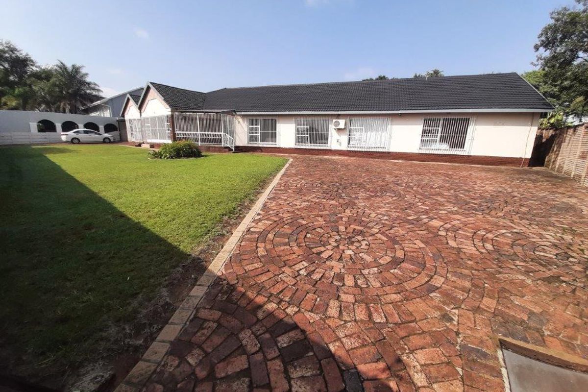 Spacious 4 bedroom house on large 1553sqm property situated in the enclosed boomed off area of beautiful Libradene in Boksburg. - Photo 5