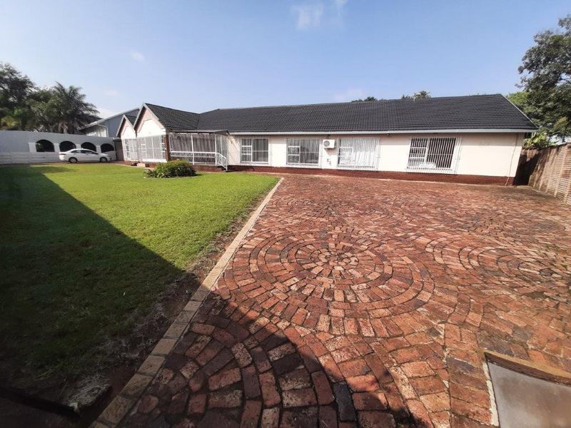 Spacious 4 bedroom house on large 1553sqm property situated in the enclosed boomed off area of beautiful Libradene in Boksburg. - Photo 5