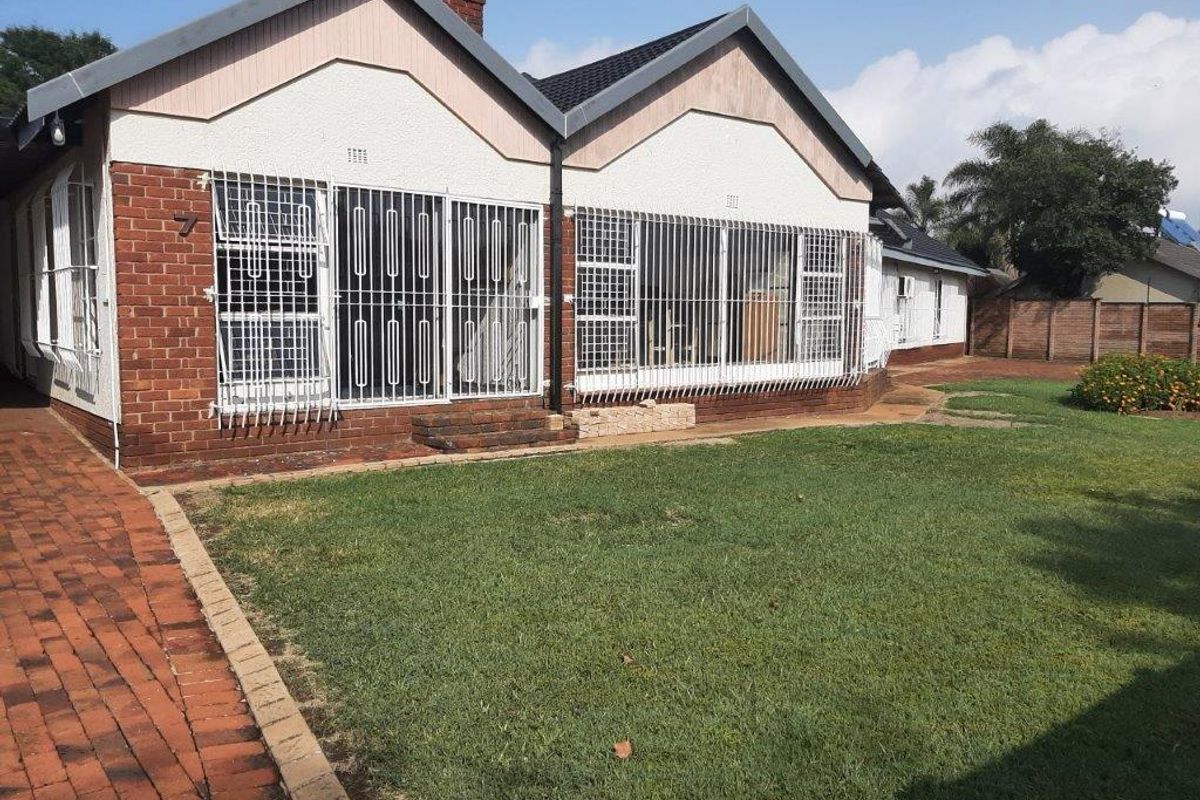 Spacious 4 bedroom house on large 1553sqm property situated in the enclosed boomed off area of beautiful Libradene in Boksburg. - Photo 3