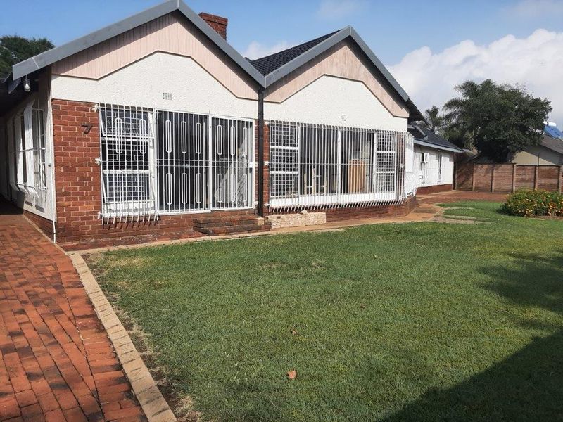 Spacious 4 bedroom house on large 1553sqm property situated in the enclosed boomed off area of beautiful Libradene in Boksburg. - Photo 3