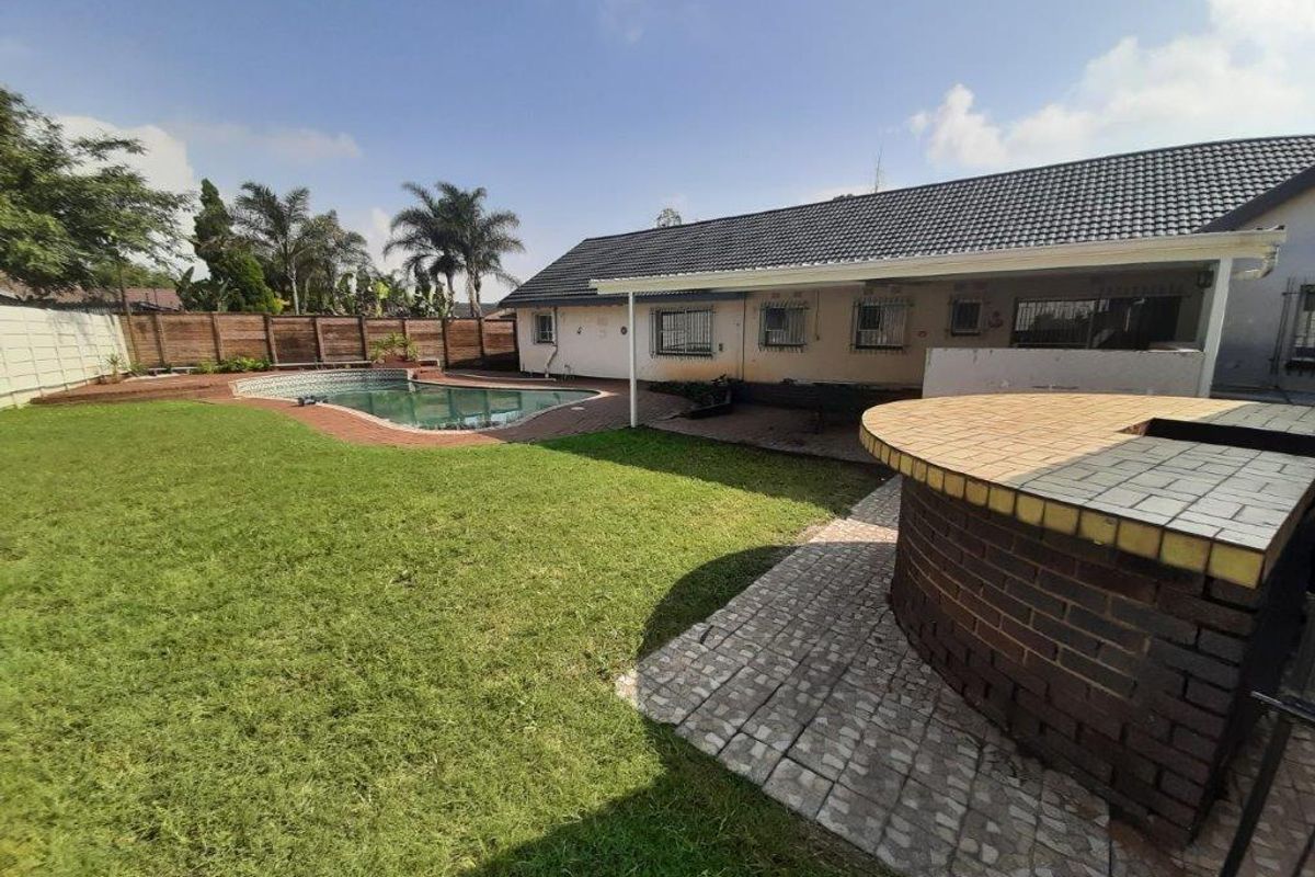 Spacious 4 bedroom house on large 1553sqm property situated in the enclosed boomed off area of beautiful Libradene in Boksburg. - Photo 4