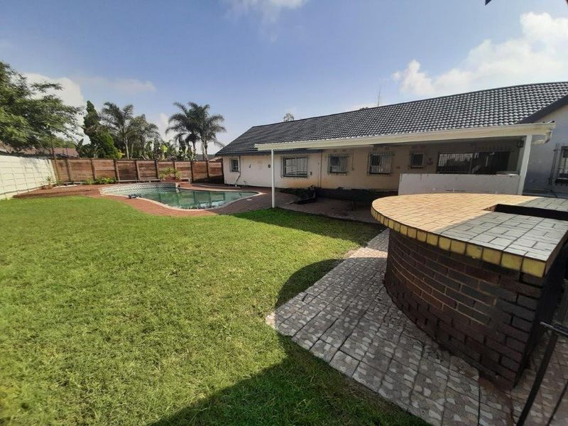 Spacious 4 bedroom house on large 1553sqm property situated in the enclosed boomed off area of beautiful Libradene in Boksburg. - Photo 4