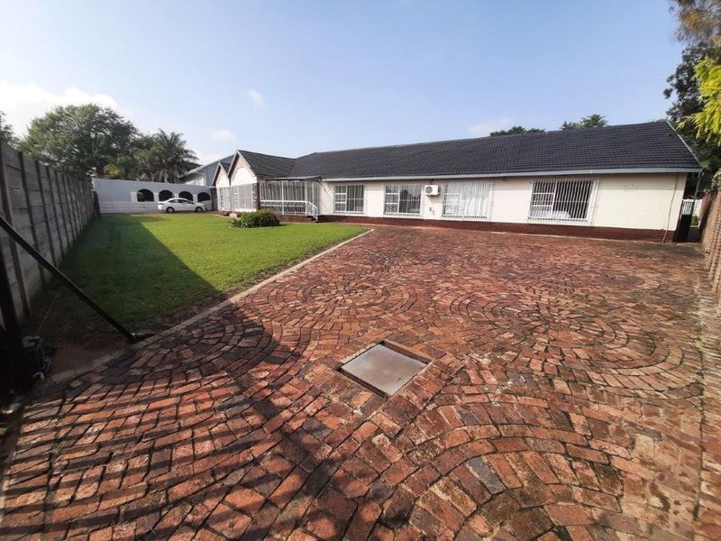 Spacious 4 bedroom house on large 1553sqm property situated in the enclosed boomed off area of beautiful Libradene in Boksburg. - Photo 1