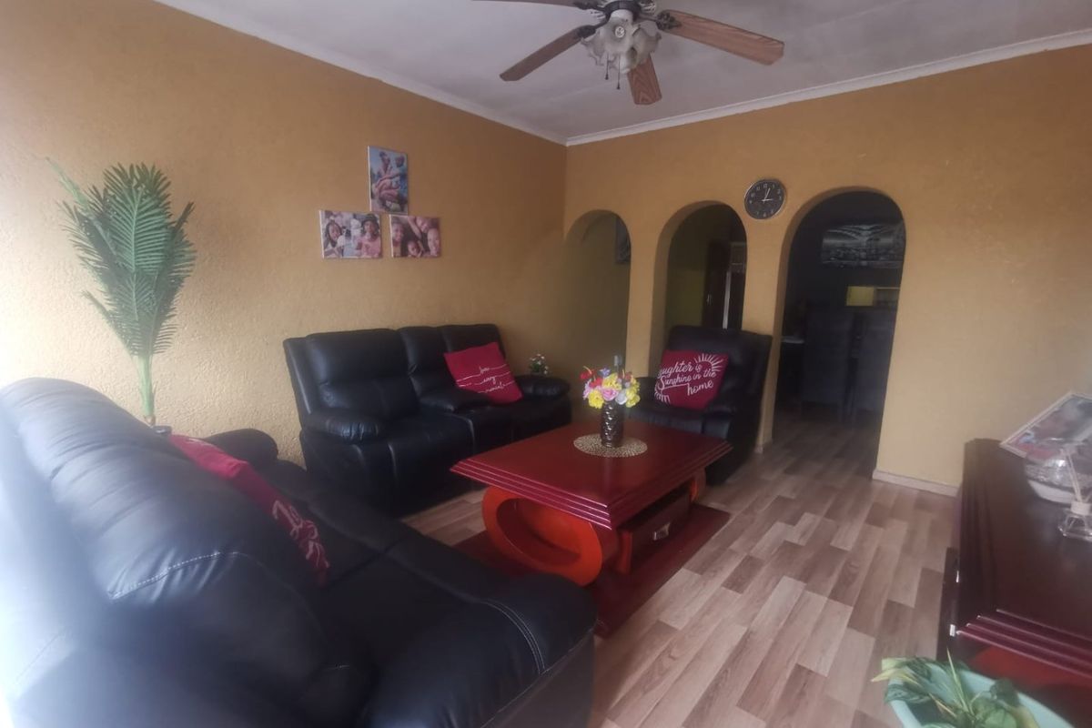 Spacious Family Home for Sale - Photo 5