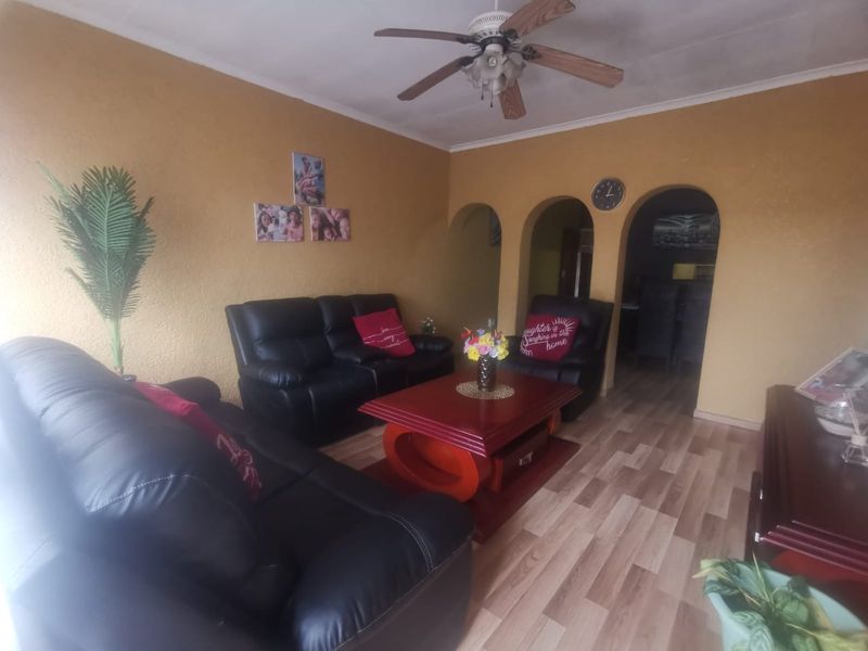 Spacious Family Home for Sale - Photo 5