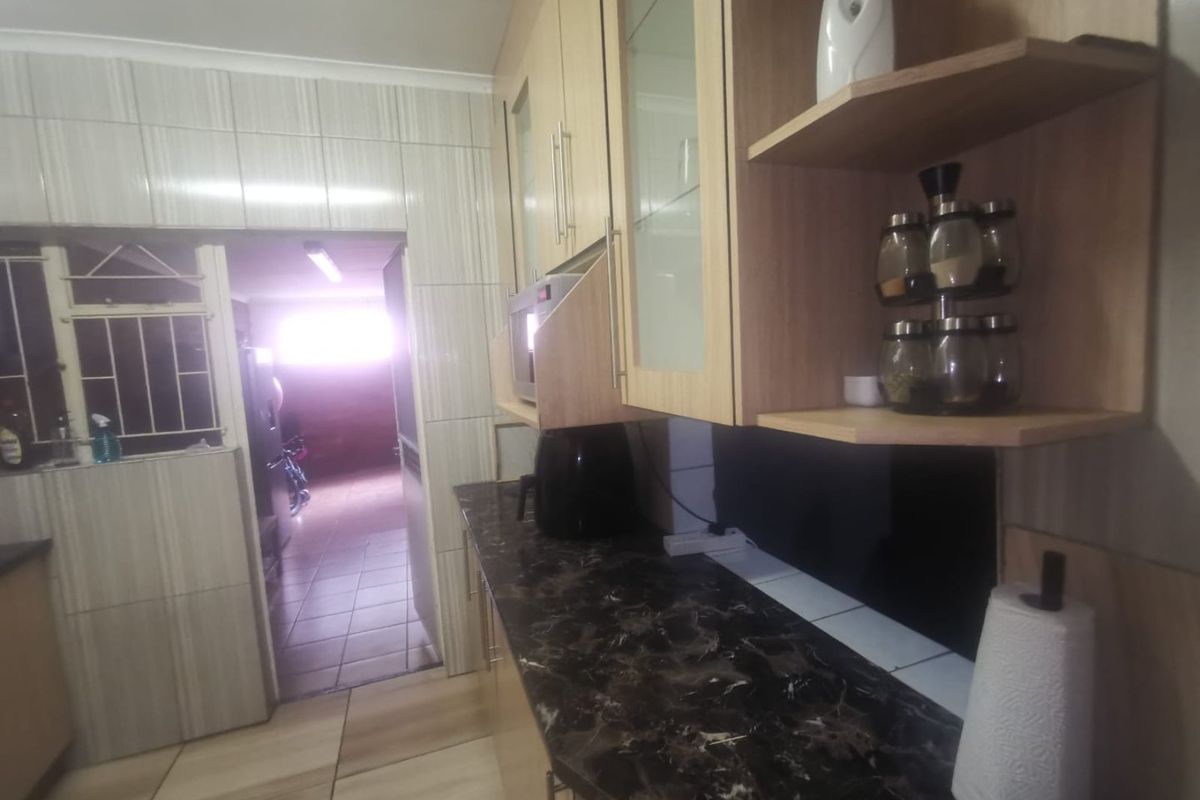 Spacious Family Home for Sale - Photo 2