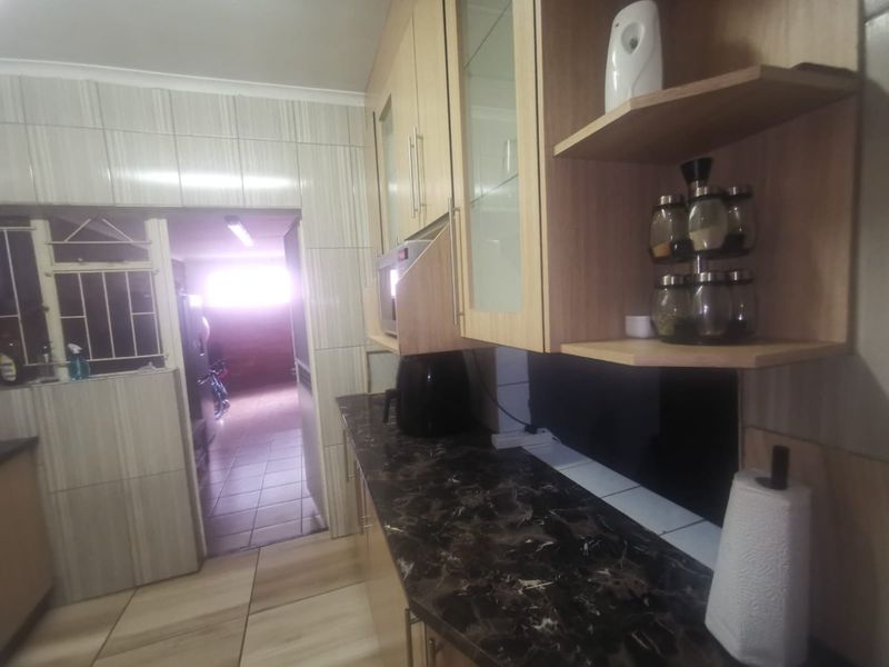 Spacious Family Home for Sale - Photo 2