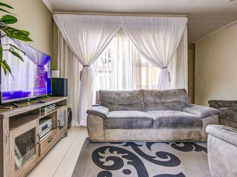 4 Bed House in Commercia for Sale - Photo 2