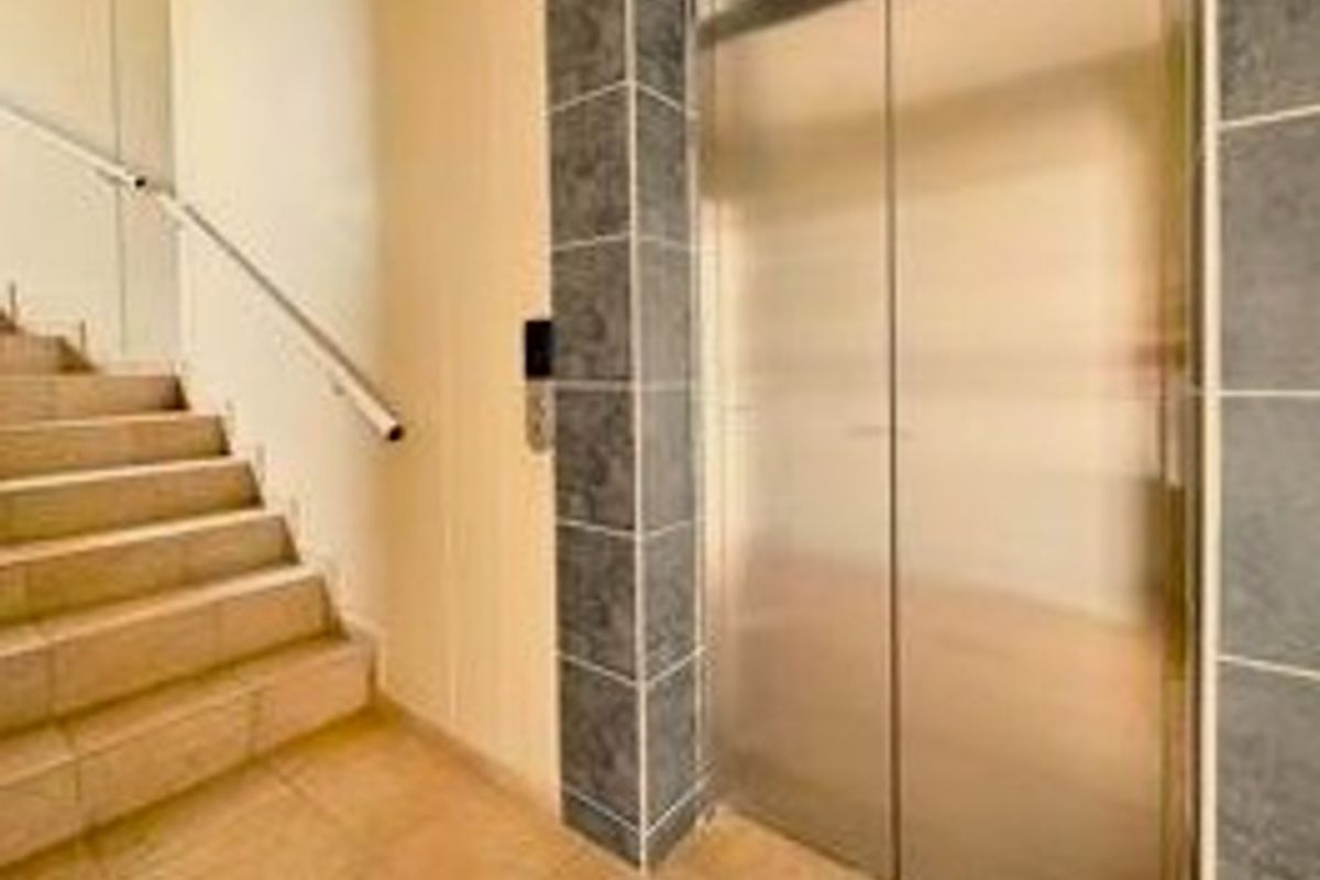 Elegant fully furnished 3-bedroom, 2-bathroom apartment for sale in Manaba, Hibiscus Coast - Photo 2