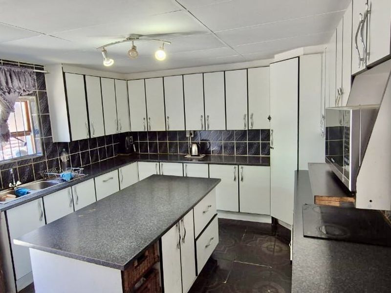 Great position freestanding family home  - Photo 10