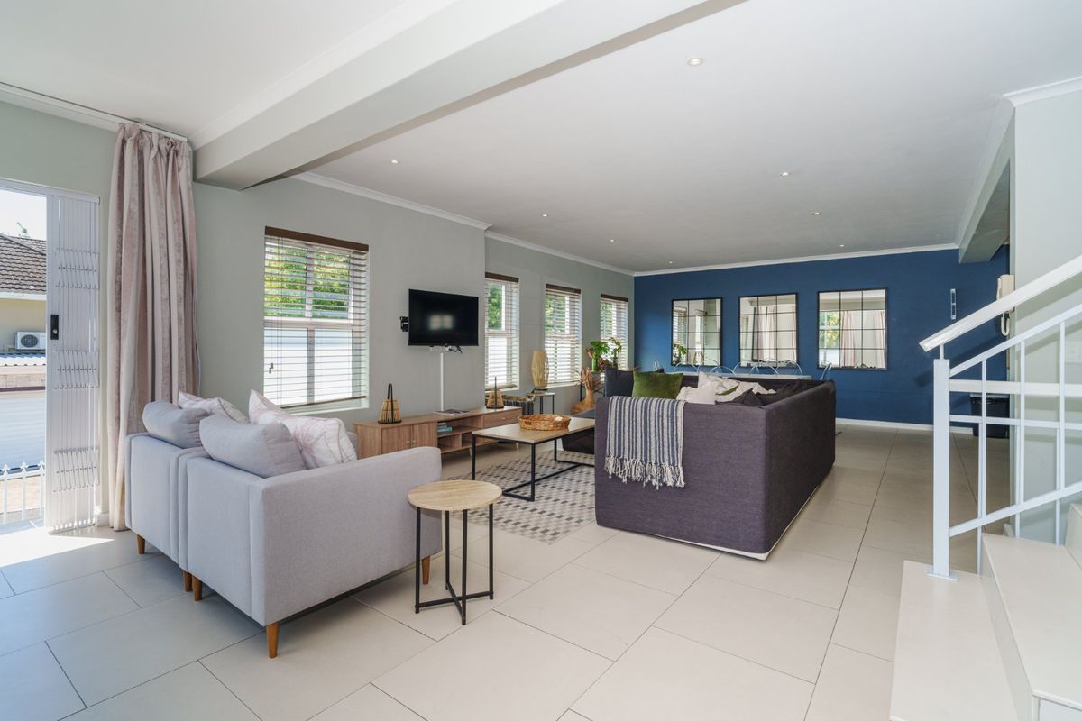 Stylish Triple-Storey Home in Prime Rondebosch Location – Turnkey Investment (Airbnb) Opportunity - Photo 3