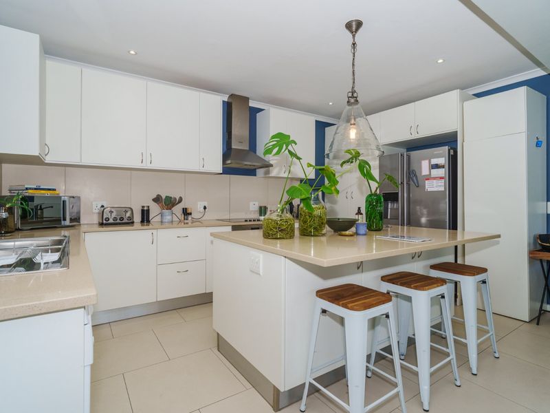 Stylish Triple-Storey Home in Prime Rondebosch Location – Turnkey Investment (Airbnb) Opportunity - Photo 10
