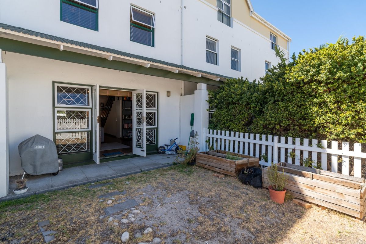 Charming 3-Bedroom Townhouse, Enjoy Secure Living at Rondebosch Close - Photo 2
