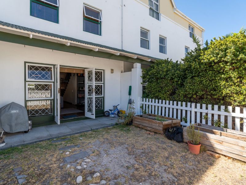 Charming 3-Bedroom Townhouse, Enjoy Secure Living at Rondebosch Close - Photo 2