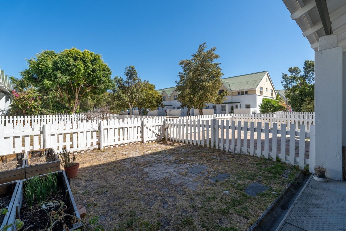 Charming 3-Bedroom Townhouse, Enjoy Secure Living at Rondebosch Close - Photo 3