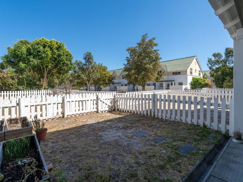 Charming 3-Bedroom Townhouse, Enjoy Secure Living at Rondebosch Close - Photo 3