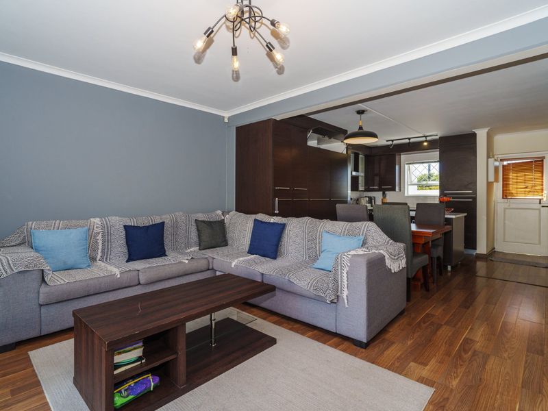 Charming 3-Bedroom Townhouse, Enjoy Secure Living at Rondebosch Close - Photo 10