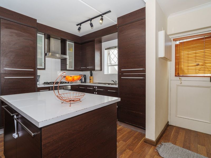 Charming 3-Bedroom Townhouse, Enjoy Secure Living at Rondebosch Close - Photo 7