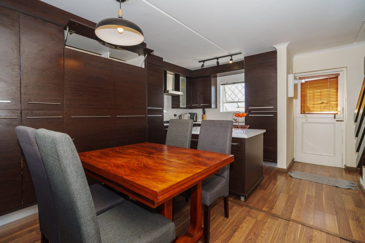 Charming 3-Bedroom Townhouse, Enjoy Secure Living at Rondebosch Close - Photo 5