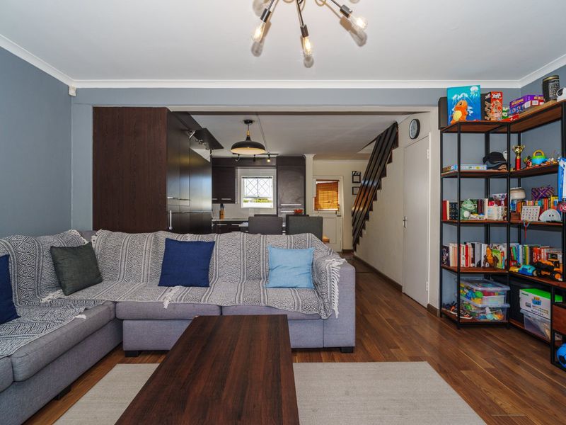 Charming 3-Bedroom Townhouse, Enjoy Secure Living at Rondebosch Close - Photo 9