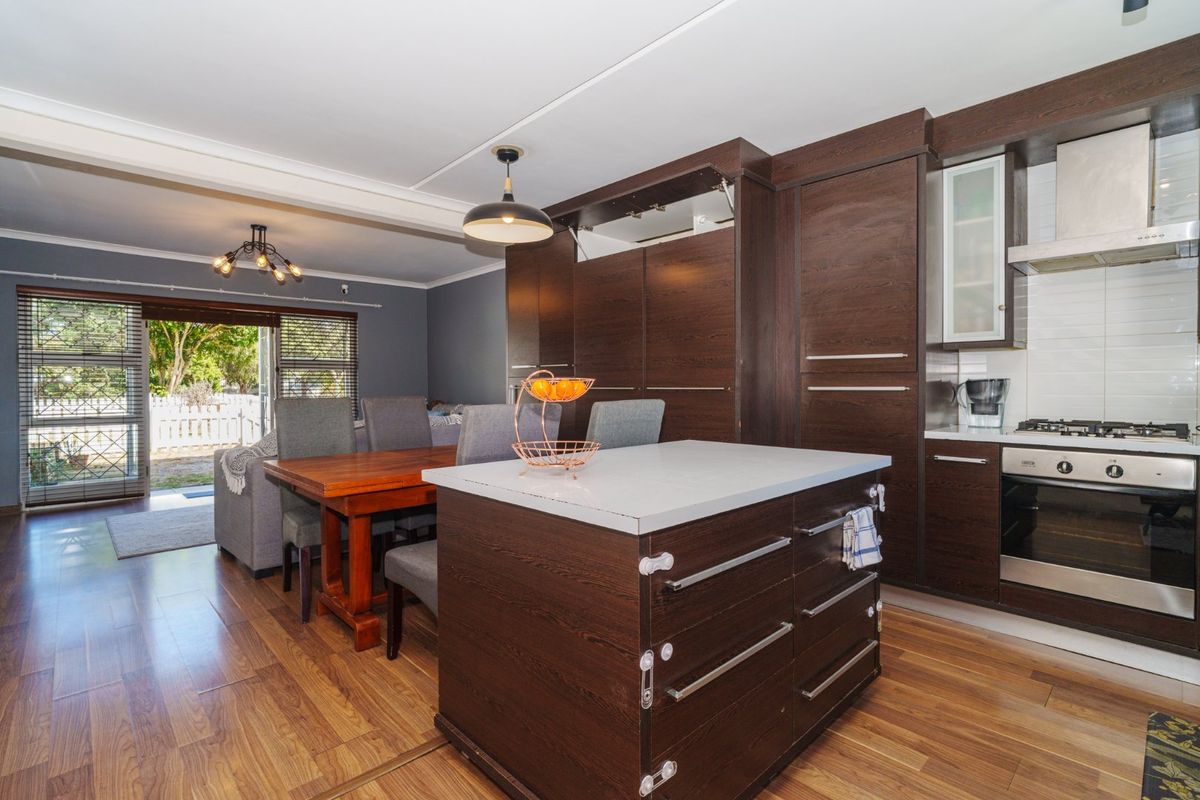 Charming 3-Bedroom Townhouse, Enjoy Secure Living at Rondebosch Close - Photo 4