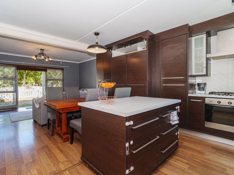 Charming 3-Bedroom Townhouse, Enjoy Secure Living at Rondebosch Close - Photo 4