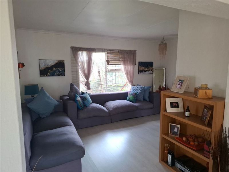 Spacious Family Home with Modern Amenities - Photo 2