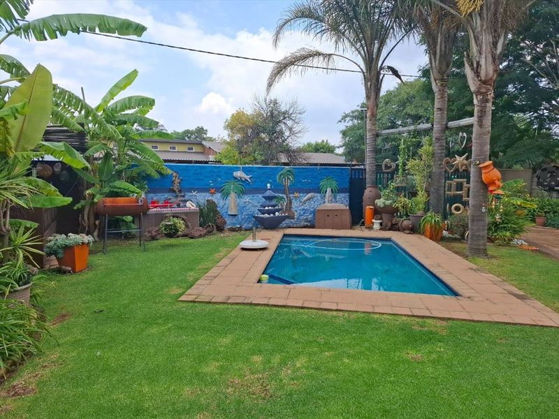 Spacious Family Home with Modern Amenities - Photo 3