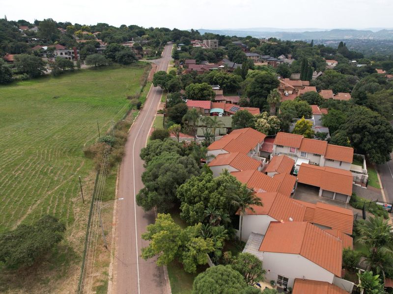 Fashionable Townhouse available in Constantia Glen Security Village. - Photo 2