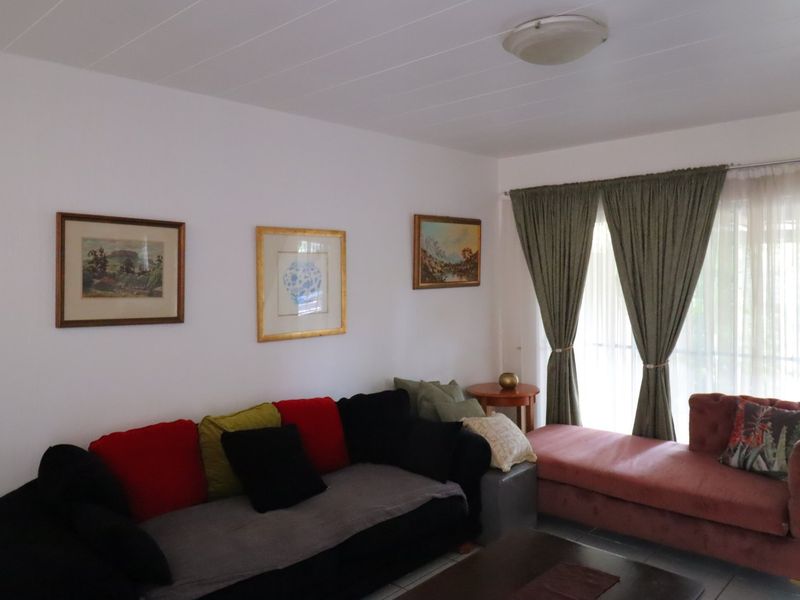 Fashionable Townhouse available in Constantia Glen Security Village. - Photo 4