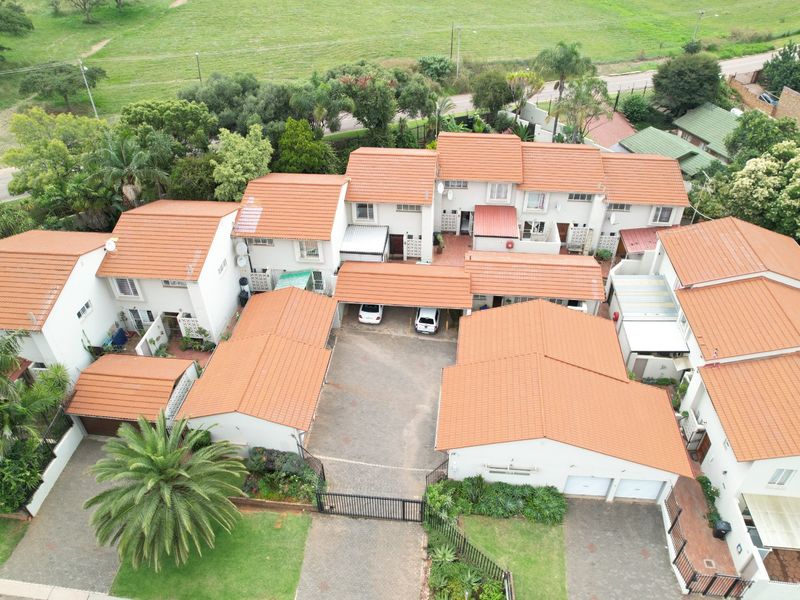 Fashionable Townhouse available in Constantia Glen Security Village. - Photo 3