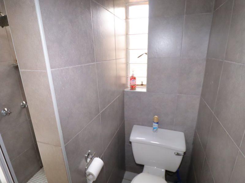 Fashionable Townhouse available in Constantia Glen Security Village. - Photo 9