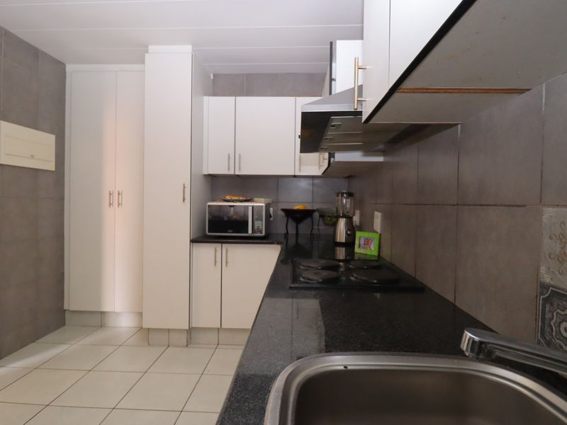 Fashionable Townhouse available in Constantia Glen Security Village. - Photo 8