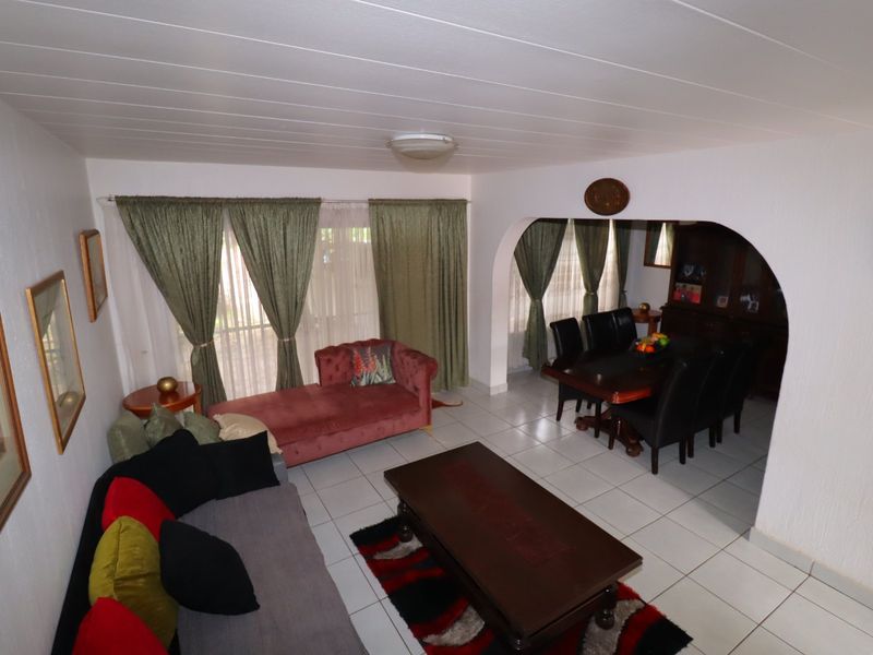 Fashionable Townhouse available in Constantia Glen Security Village. - Photo 7