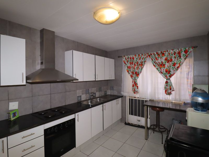 Fashionable Townhouse available in Constantia Glen Security Village. - Photo 6