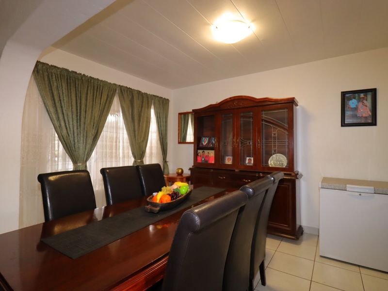 Fashionable Townhouse available in Constantia Glen Security Village. - Photo 5