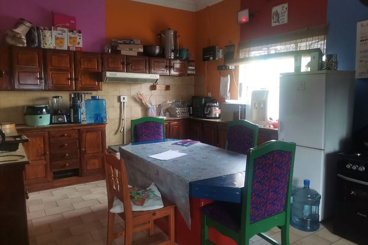 Charming Home with Ample Space and Comfort - Photo 2