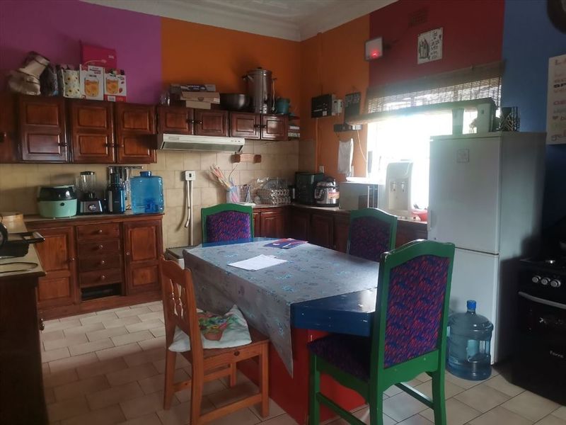 Charming Home with Ample Space and Comfort - Photo 2