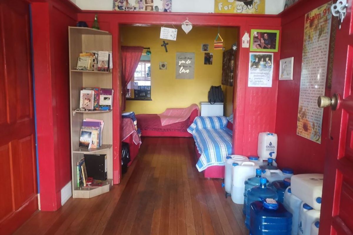 Charming Home with Ample Space and Comfort - Photo 3