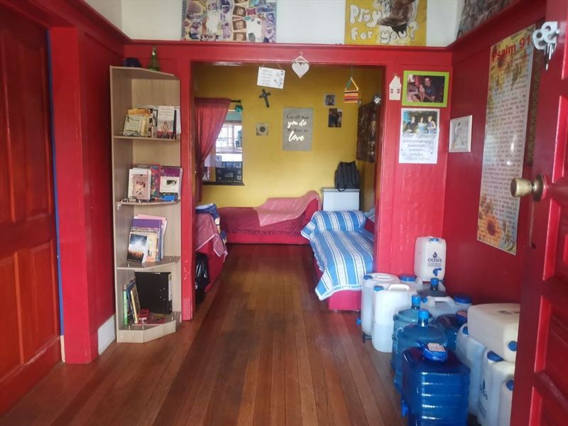 Charming Home with Ample Space and Comfort - Photo 3