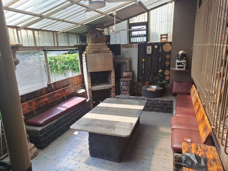 Modern Home with Spacious Living Areas - Photo 2