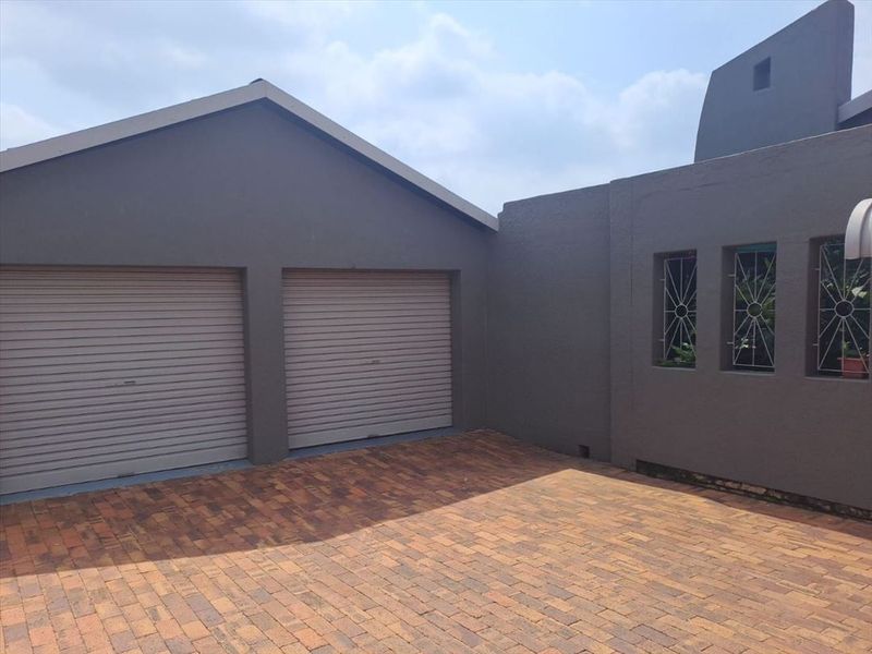 Modern Home with Spacious Living Areas - Photo 3