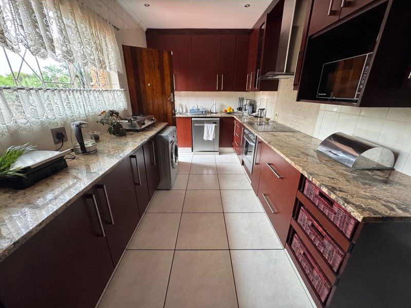 Elegant Family Home with Modern Amenities - Photo 4