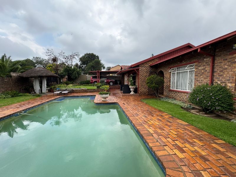 Elegant Family Home with Modern Amenities - Photo 2