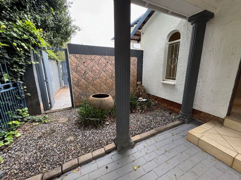 Spacious Family Home with Multiple Living Areas - Photo 2