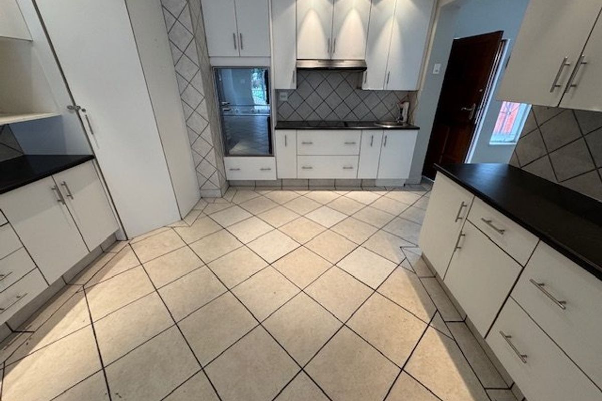 Spacious Family Home with Multiple Living Areas - Photo 3