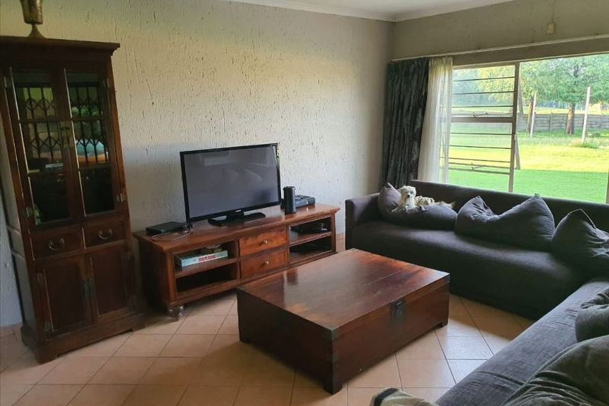 Spacious Dual Dwelling Property with Stunning Views - Photo 2